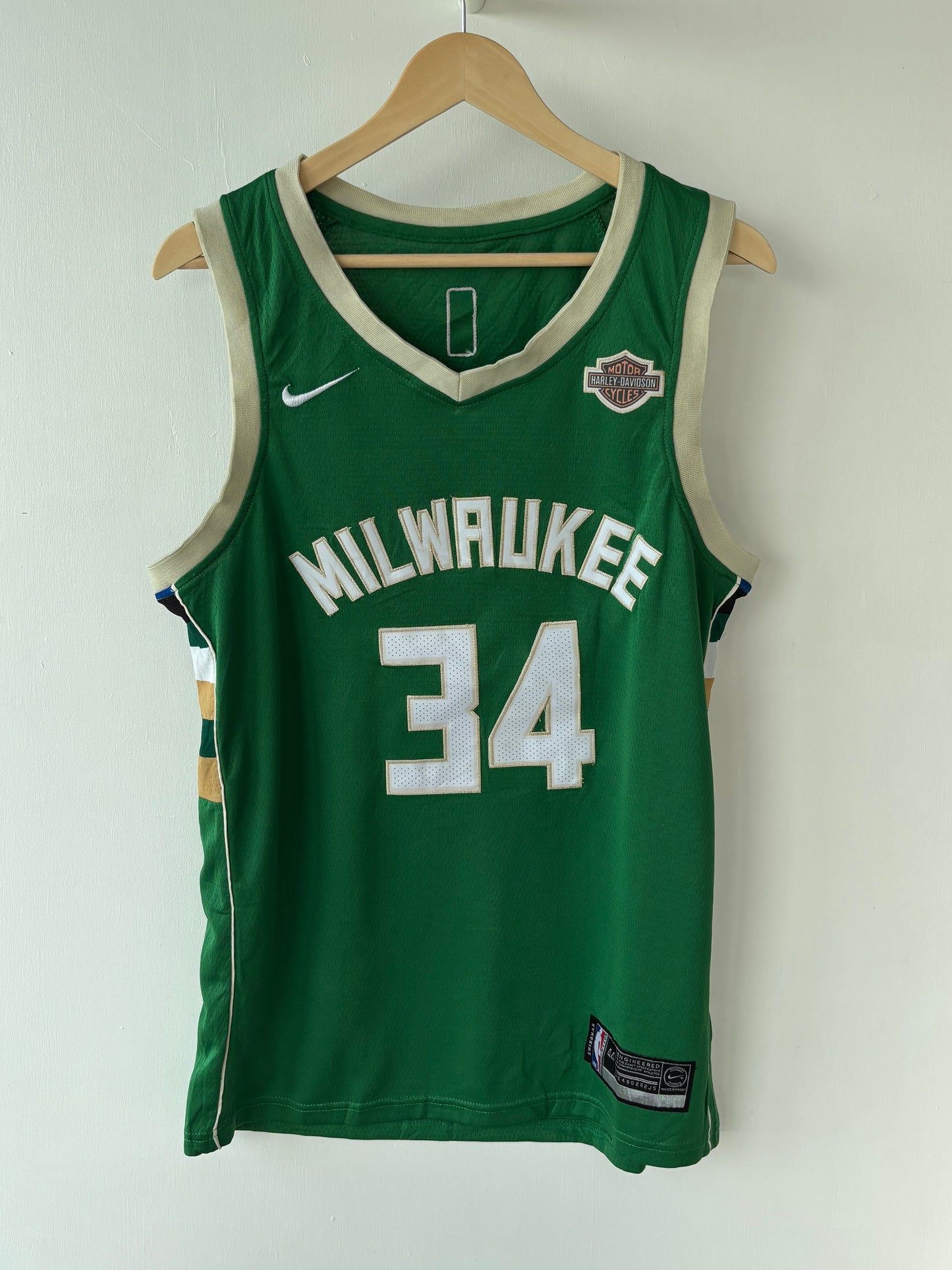 M - VINTAGE MILWAUKEE BASKETBALL JERSEY