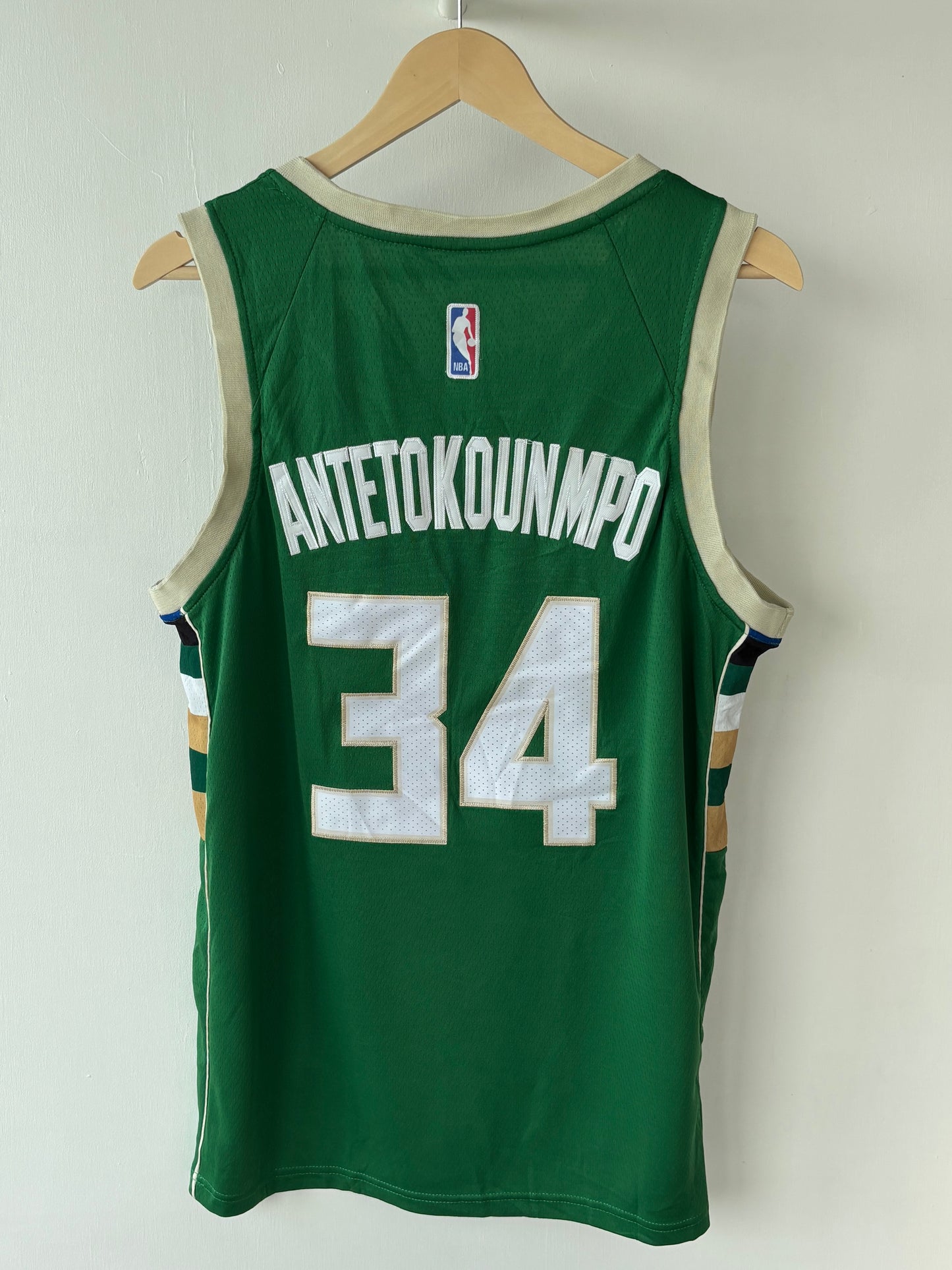 M - VINTAGE MILWAUKEE BASKETBALL JERSEY