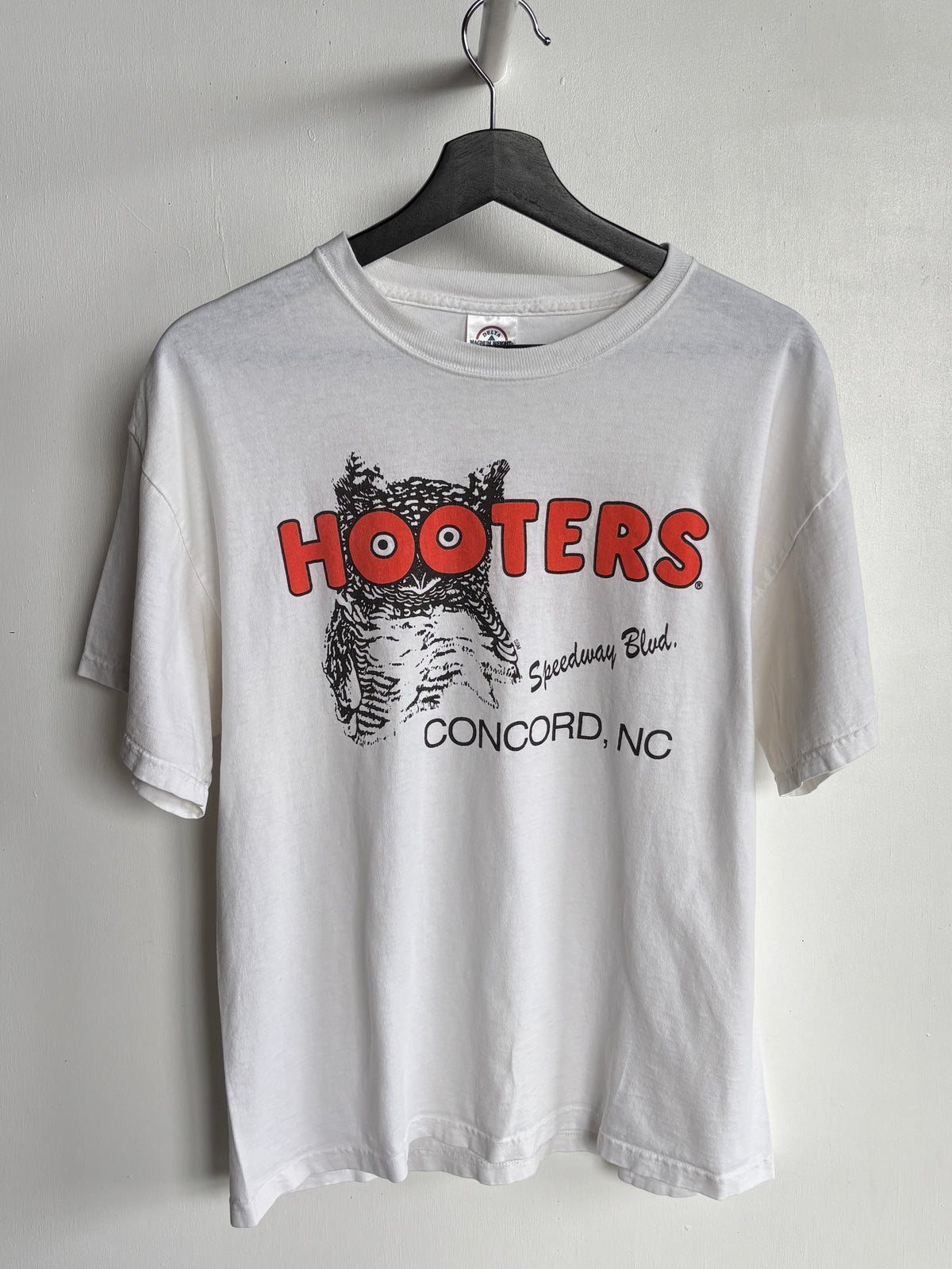 M - VINTAGE HOOTERS TEE