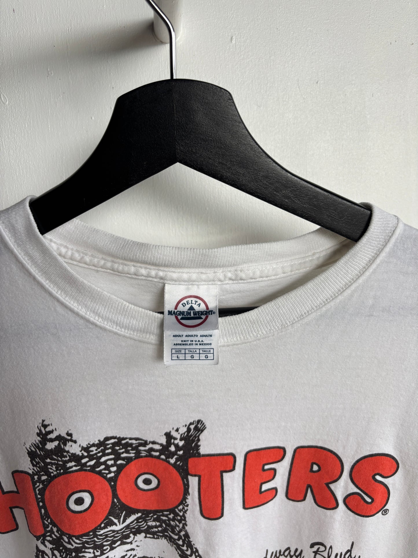 M - VINTAGE HOOTERS TEE